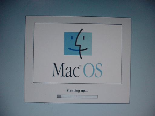 MacOS starting up in English.