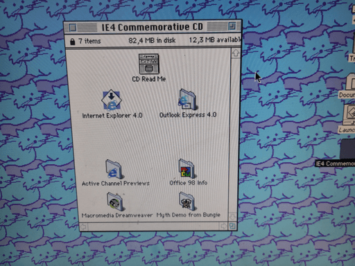 Finder on MacOS showing the contents of a Internet Explorer installation CD.